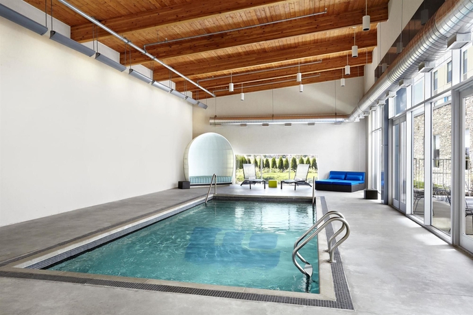 Imagen de la piscina del Hotel Aloft Vaughan Mills. Foto 16