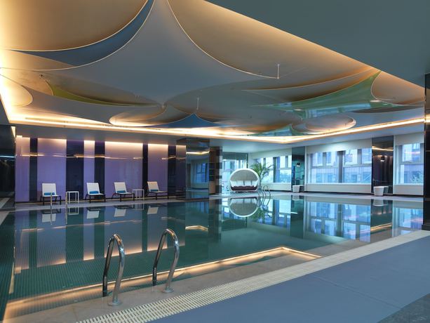 Imagen de la piscina del Hotel Aloft Zhengzhou Zhengdong New District. Foto 18
