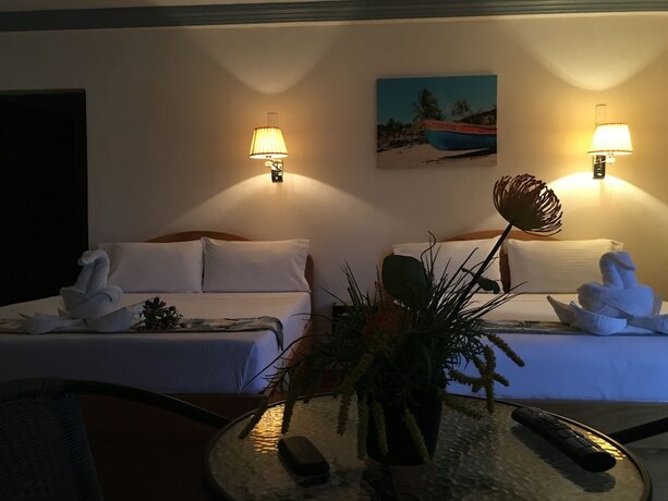 Imagen de la habitación del Hotel Aloha Seaside Resort. Foto 22