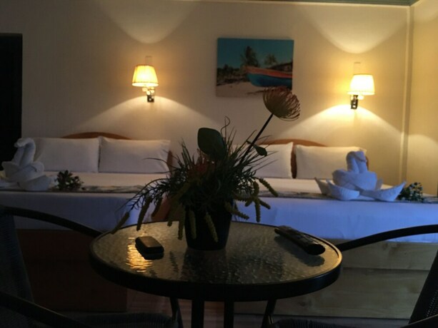 Imagen de la habitación del Hotel Aloha Seaside Resort. Foto 26