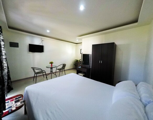 Imagen de la habitación del Hotel Aloha Seaside Resort. Foto 28