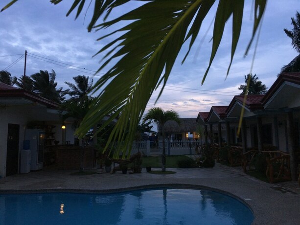 Imagen de la piscina del Hotel Aloha Seaside Resort. Foto 31