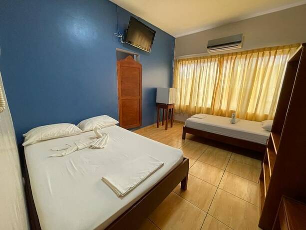 Imagen de la habitación del Hotel Alojamiento Tur&iacute;stico Tahuari. Foto 19
