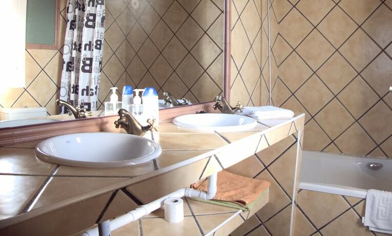 Imagen de la habitación del Hotel Alojamiento la Pedriza. Foto 17