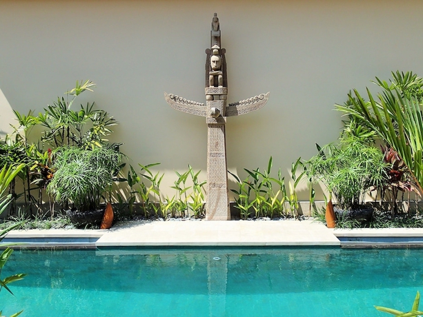 Imagen de la piscina del Hotel Aloka Bahari Villas. Foto 17