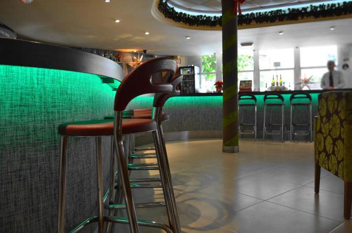 Imagen del bar/restaurante del Hotel Alone. Foto 2