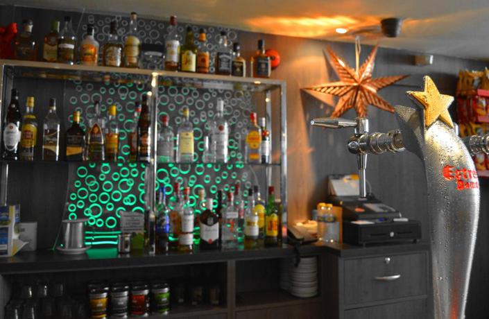 Imagen del bar/restaurante del Hotel Alone. Foto 3