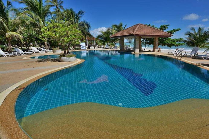 Imagen de la piscina del Hotel Alongkot Beach Resort Khanom. Foto 15