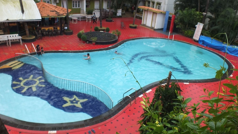 Imagen de la piscina del Hotel Alor Grande Holiday Resort. Foto 15