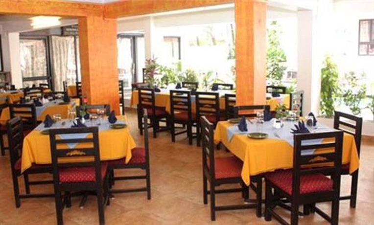 Imagen del bar/restaurante del Hotel Alor Holiday Resort. Foto 5