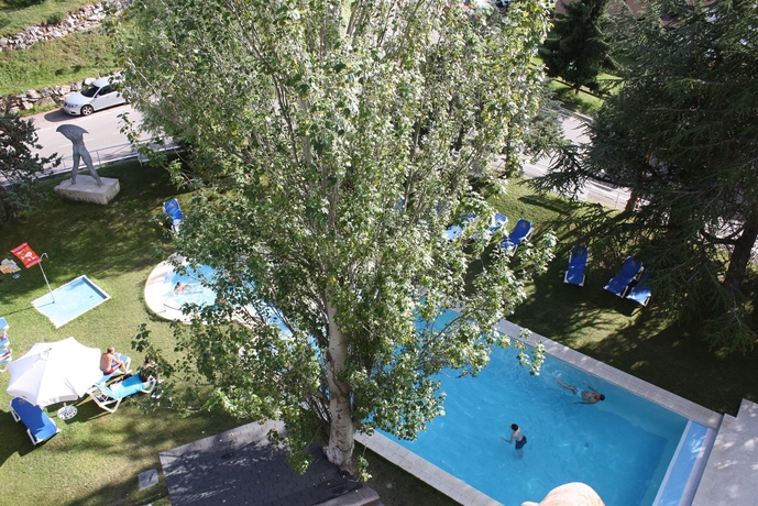 Imagen de la piscina del Hotel Alp Masella. Foto 16