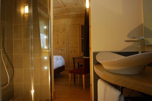 Imagen de la habitación del Hotel Alpen Chalet. Foto 15