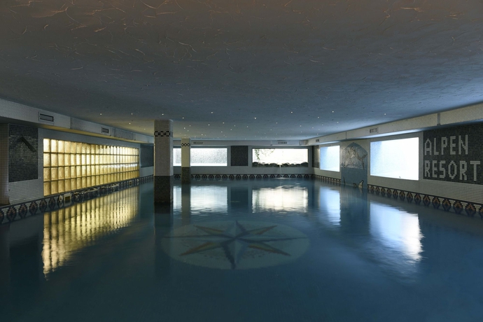 Imagen de la piscina del Hotel Alpen Resort. Foto 11