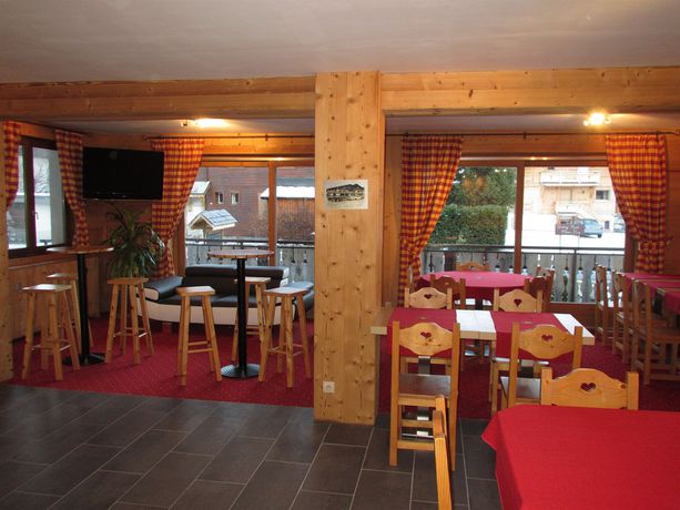 Imagen de la piscina del Hotel Alpen Roc, Morzine. Foto 16