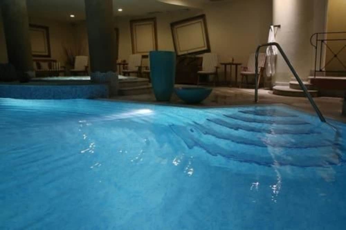 Imagen de la piscina del Hotel Alpen Suite. Foto 19