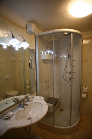 Imagen de la habitación del Hotel Alpen Vidi. Foto 13