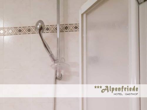 Imagen de la habitación del Hotel Alpenfriede, Curon Venosta. Foto 6