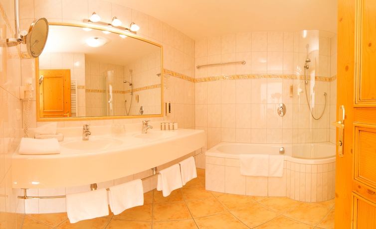 Imagen de la habitación del Hotel Alpenhotel Tirolerhof. Foto 9