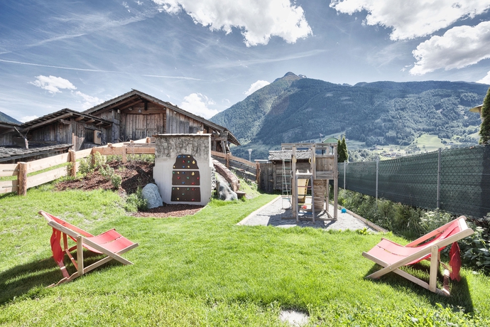 Imagen de los exteriores del Hotel Alpenparks Montana Matrei. Foto 8