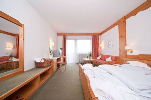 Imagen de la habitación del Hotel Alpentirolis. Foto 6
