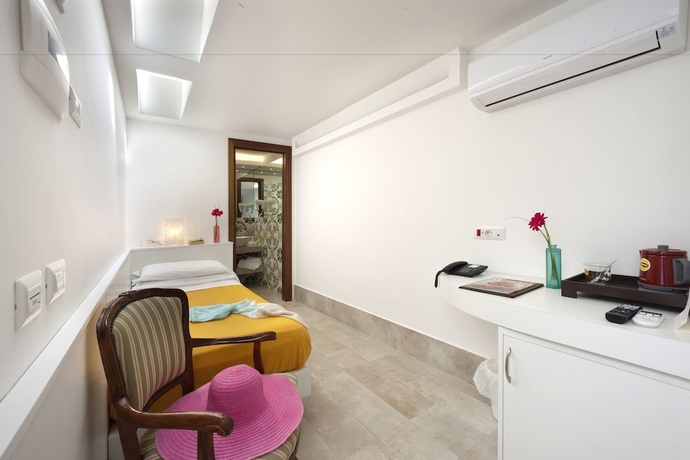 Imagen de la habitación del Hotel Alpha, Sant Agnello. Foto 13