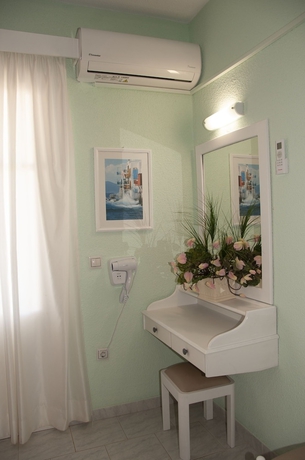 Imagen de la habitación del Hotel Alpha Studios. Foto 7