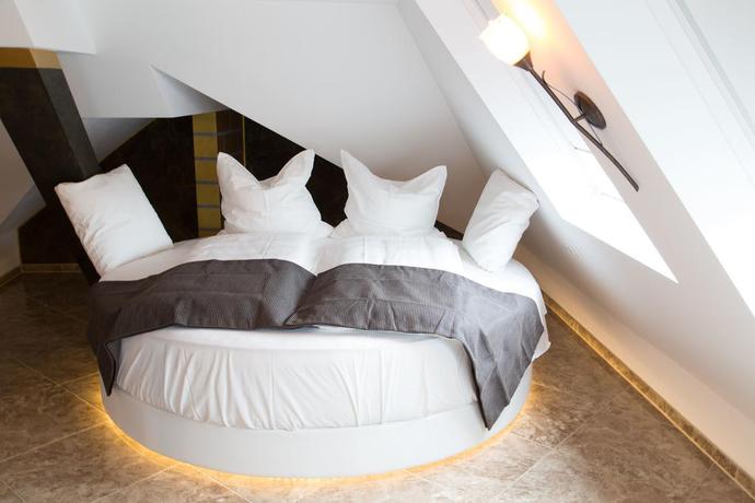 Imagen de la habitación del Hotel Alpha and Omega. Foto 11