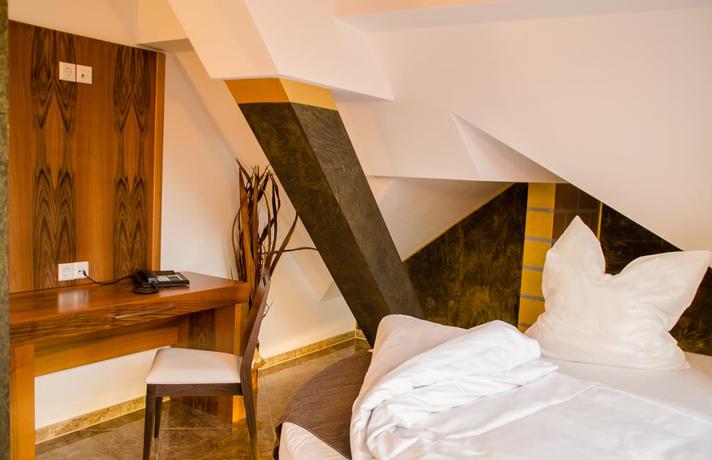 Imagen de la habitación del Hotel Alpha and Omega. Foto 12