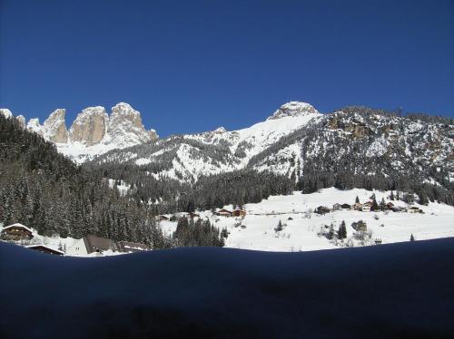 Imagen de la habitación del Hotel Alpi, Campitello di Fassa. Foto 12