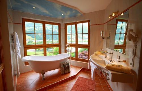 Imagen de la habitación del Hotel Alpin Family Resort Seetal. Foto 6
