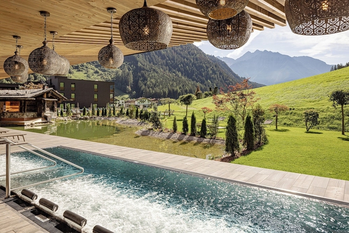 Imagen de la piscina del Hotel Alpin and Spa Resort Schwarzenstein. Foto 12