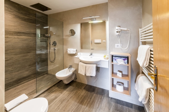 Imagen de la habitación del Hotel Alpin and Vital La Perla. Foto 11