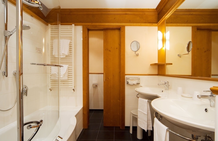 Imagen de la habitación del Hotel Alpin and Vital La Perla. Foto 17