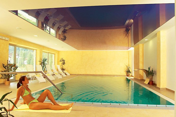 Imagen de la piscina del Hotel Alpina Mountain Resort. Foto 17