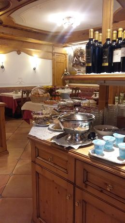 Imagen del bar/restaurante del Hotel Alpina, Pinzolo. Foto 2