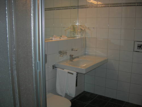 Imagen de la habitación del Hotel Alpina, Pragg-Jenaz. Foto 5