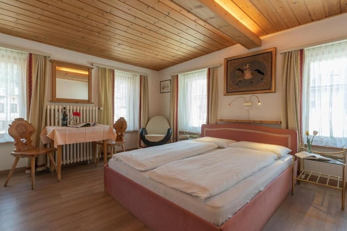 Imagen de la habitación del Hotel Alpina, Zernez. Foto 9