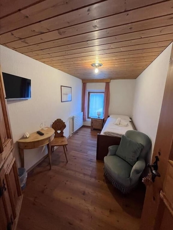 Imagen de la habitación del Hotel Alpina, Zernez. Foto 11