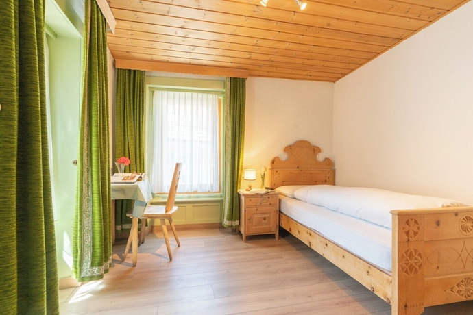 Imagen de la habitación del Hotel Alpina, Zernez. Foto 14