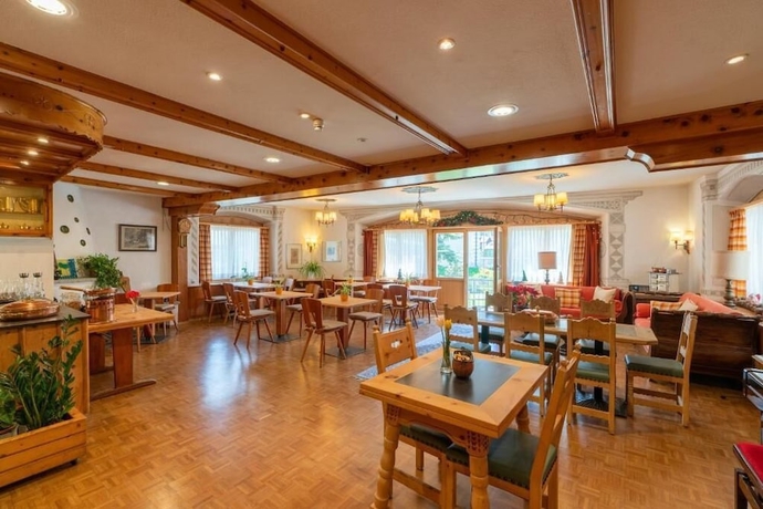 Imagen del bar/restaurante del Hotel Alpina, Zernez. Foto 1