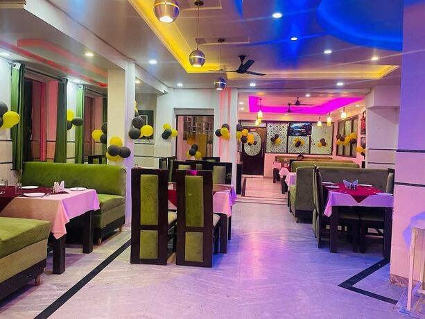 Imagen del bar/restaurante del Hotel Alpine By The Golden Taj Group. Foto 7