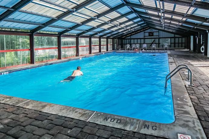 Imagen de la piscina del Hotel Alpine Crest Resort. Foto 12