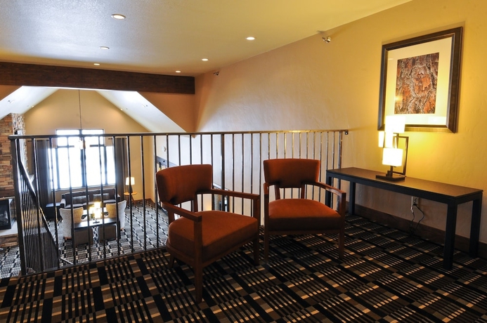 Imagen de los interiores del Hotel Alpine Inn. Foto 16