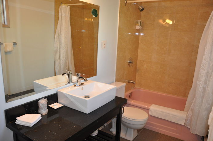 Imagen de los interiores del Hotel Alpine Inn and Suites, Revelstoke. Foto 15