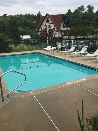 Imagen de la piscina del Hotel Alpine Valley Inn. Foto 12