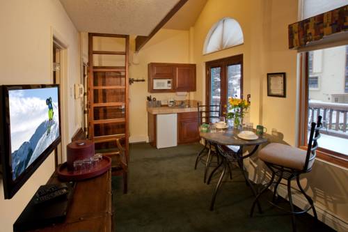 Imagen de la habitación del Hotel Alpine Village Suites. Foto 7