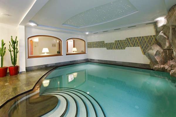 Imagen de la piscina del Hotel Alpinum. Foto 6