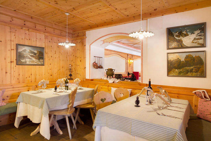 Imagen de la habitación del Hotel Alpotel Dolomiten. Foto 7