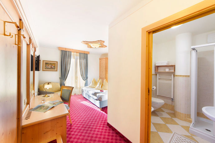 Imagen de la habitación del Hotel Alpotel Dolomiten. Foto 9