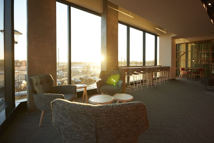 Imagen de los interiores del Hotel Alt Calgary East Village. Foto 18